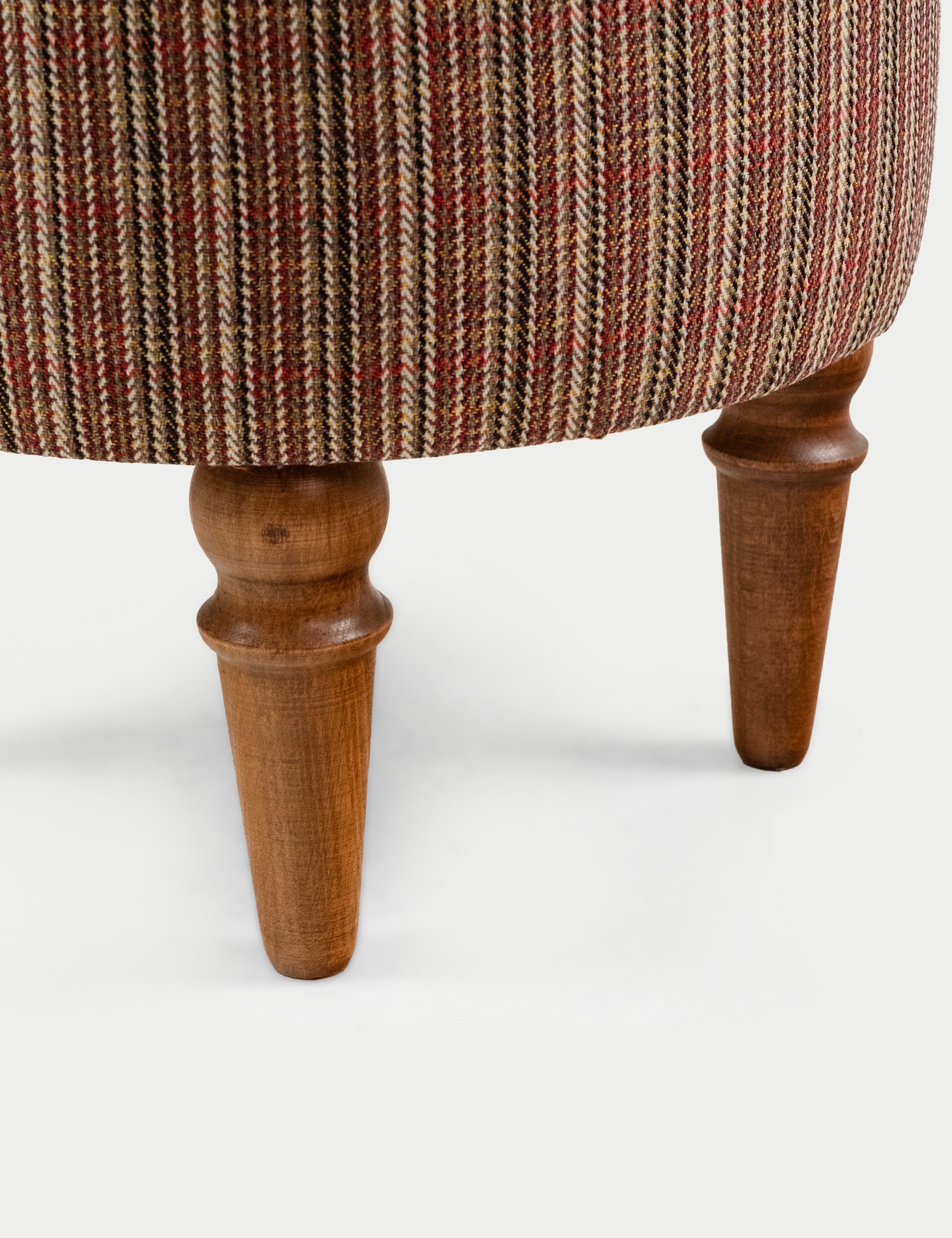 Saga Nostajik Ekose Ahşap Ayaklı Puf